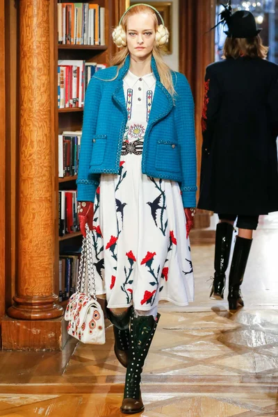 Look 16